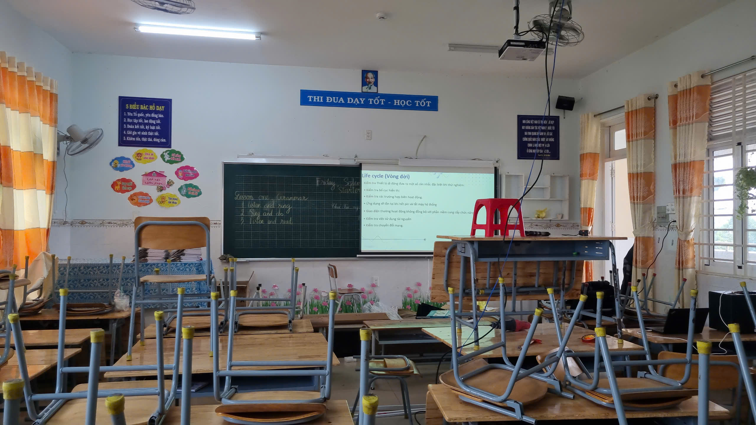 lắp máy chiếu cũ lớp học
