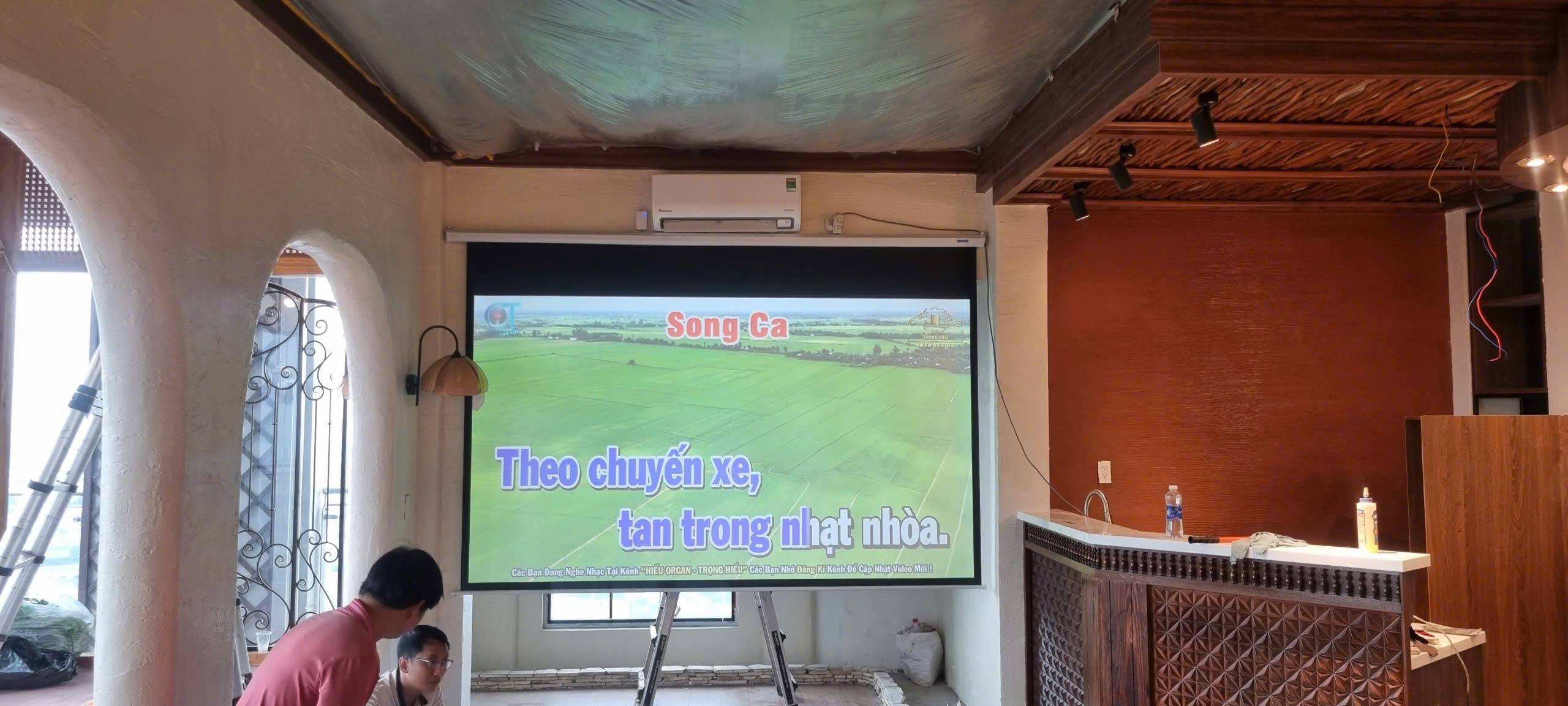 Máy Chiếu Cũ Cho Homestay