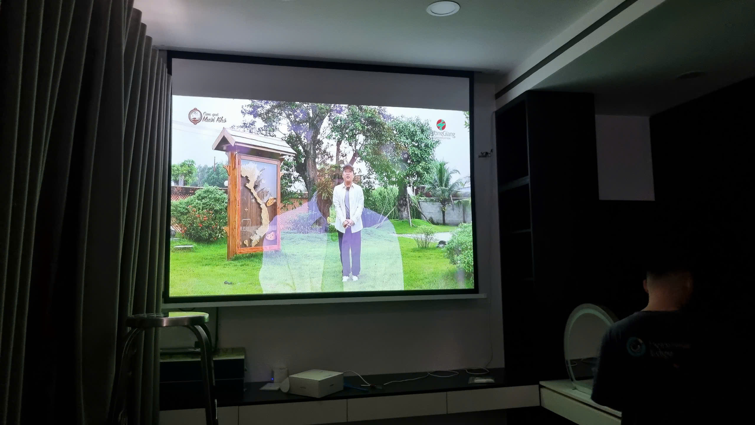 Máy Chiếu Cũ Cho Homestay